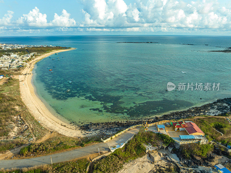 在平顺省的Phu Quy岛，靠近朝拜宫殿的Thay墓所在的区域是一个有风的大海，有着清澈的蓝色海水